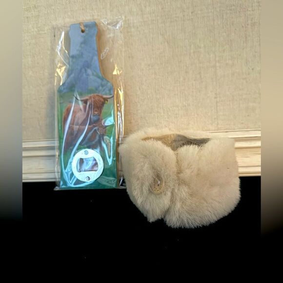 Highland Cow Handheld Bottle Opener and handmade Sheepskin Beer Huggie - NWOT - Picture 1 of 8